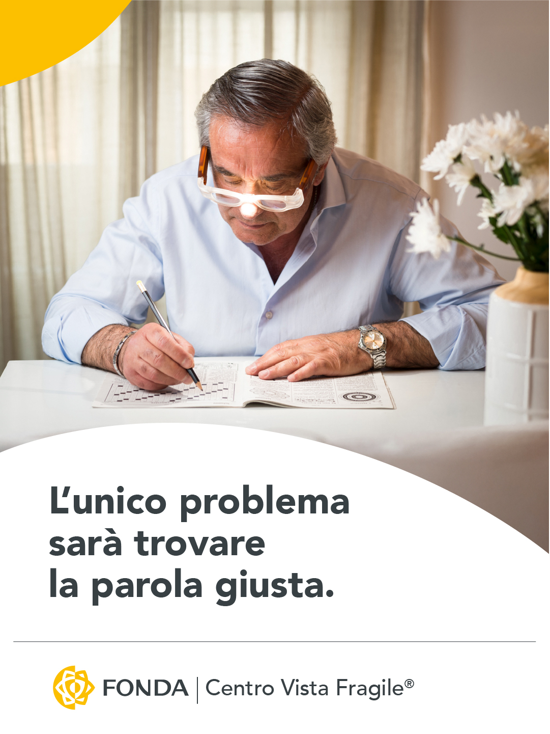 Uomo anziano legge con gli occhiali Leddles di Fonda, materiale Centro Vista Fragile